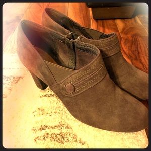 Clark‘a low cut brown suede booties